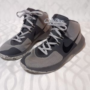 Men's size 7 Nike Air Precision Basketball Shoes